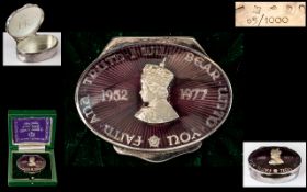 Elizabeth II - Superb Sterling Silver Jubilee ( Queens ) Lidded Oval Shaped Snuff Box In a Ltd