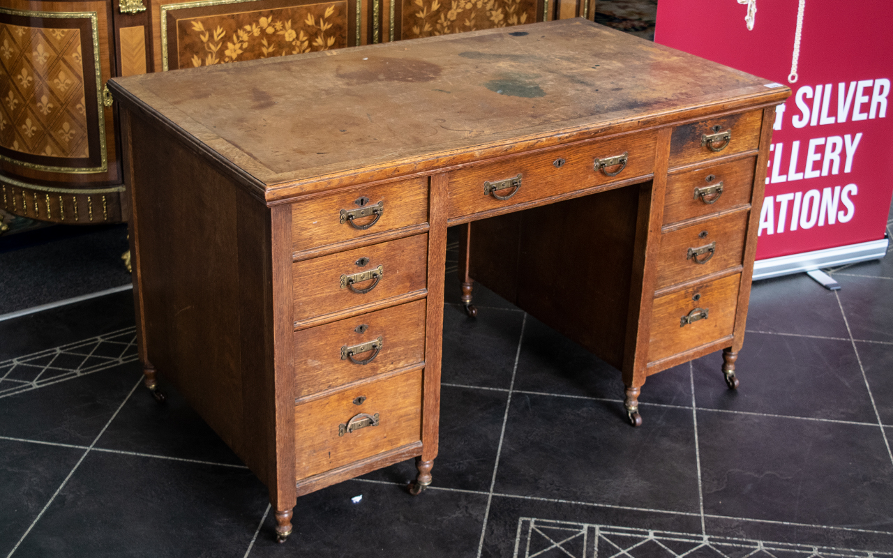 Edwardian Oak Kneehole Desk with inset leather top. - Bild 2 aus 2