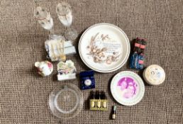 Mixed Lot of Collectibles, comprising a Royal Albert 'Old Country Roses' 5.