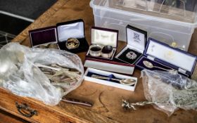 Miscellaneous Lot to include brooches, four silver napkin rings, two Jubilee spoons,