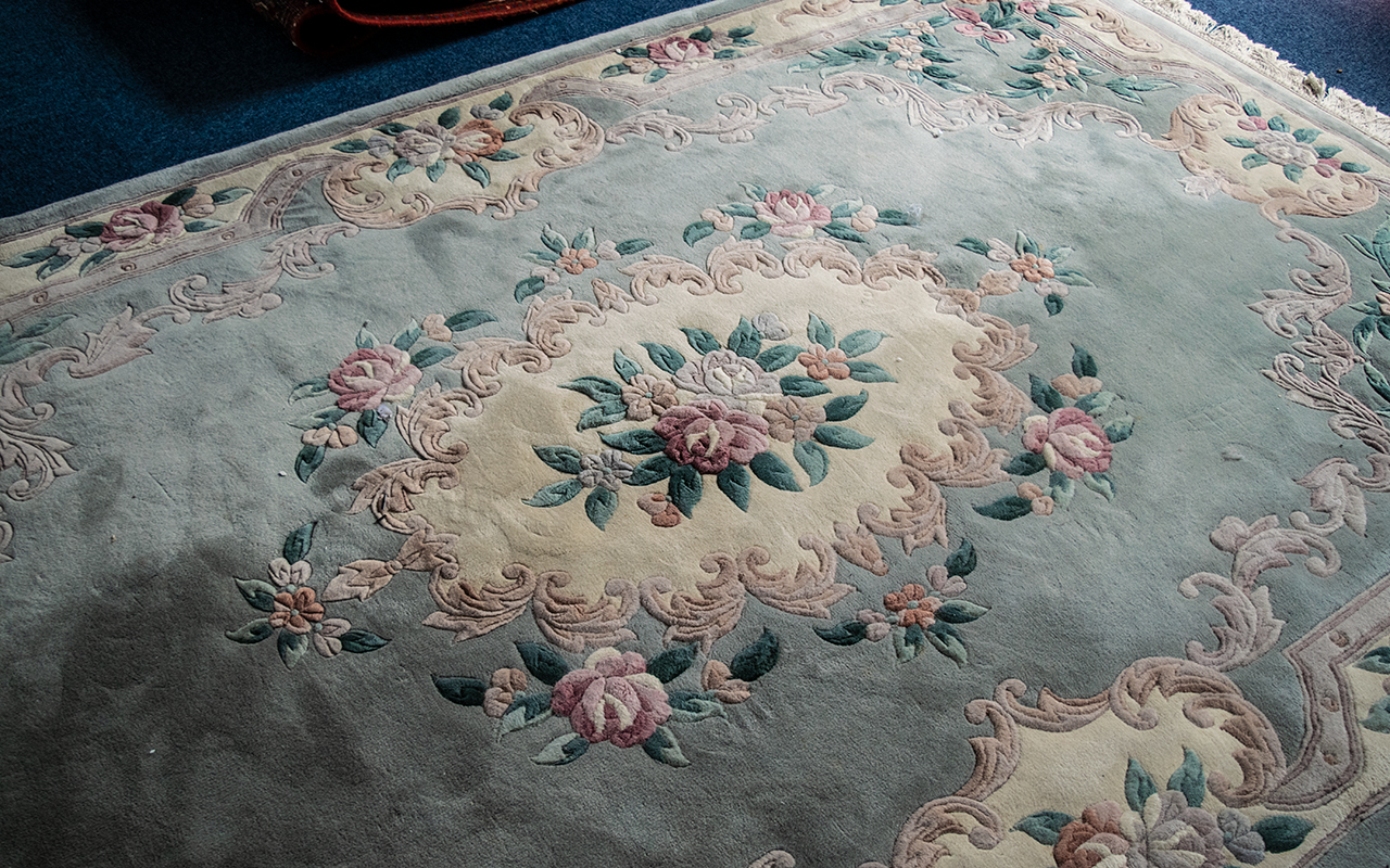 Large Quality Chinese Rug, shades of blue floral on cream background, with fringing. - Bild 2 aus 2