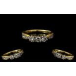 18ct Yellow Gold - Attractive 3 Stone Di