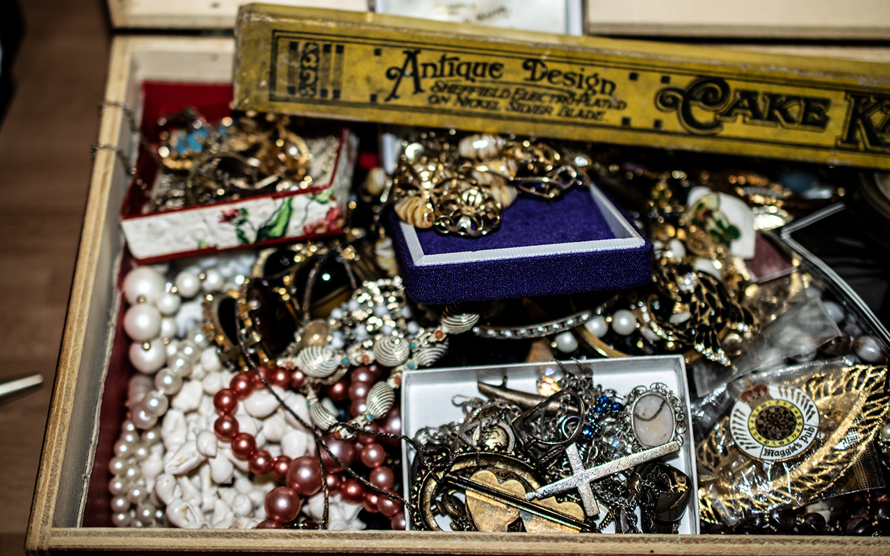 Large Collection of Vintage Costume Jewellery, comprising necklaces, bracelets, beads, pearls, - Image 2 of 4