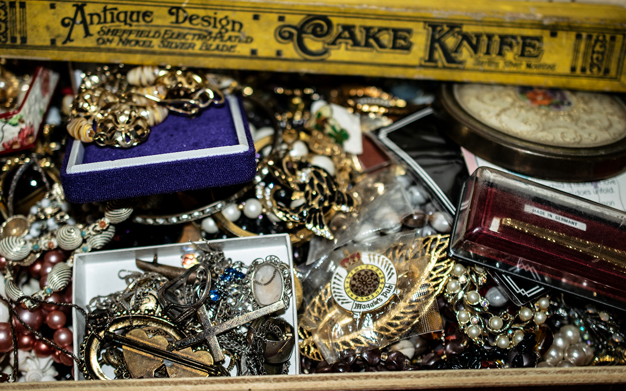 Large Collection of Vintage Costume Jewellery, comprising necklaces, bracelets, beads, pearls, - Image 4 of 4