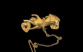 ladies 9ct Gold Sweetheart Brooch Realistically modelled in the form of a ladies hand holding a