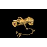 ladies 9ct Gold Sweetheart Brooch Realistically modelled in the form of a ladies hand holding a