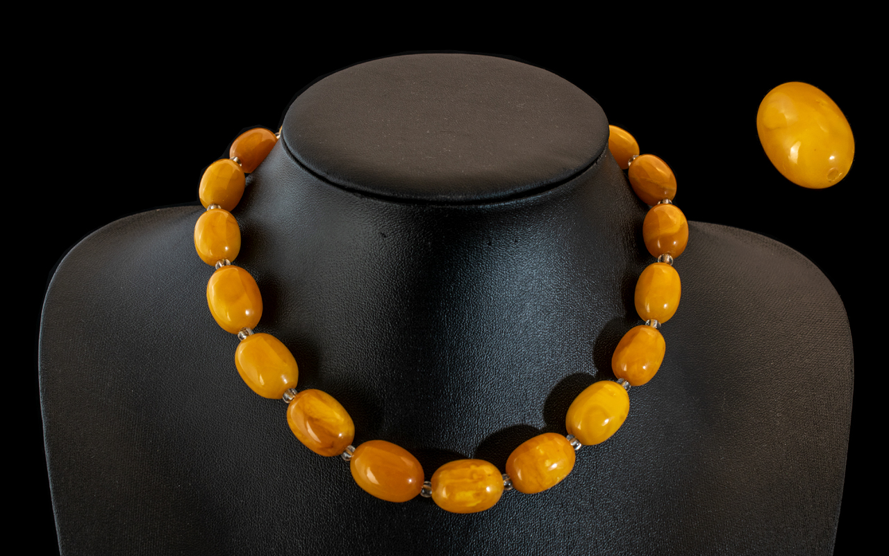 A Fine Quality 1920's Butterscotch Amber Beaded Necklace, Well Matched. 15 Inches - 37.