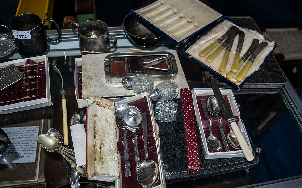 Collection of Assorted Metalware, and boxed plated ware, comprising butter knives, vanity nail sets, - Bild 2 aus 3