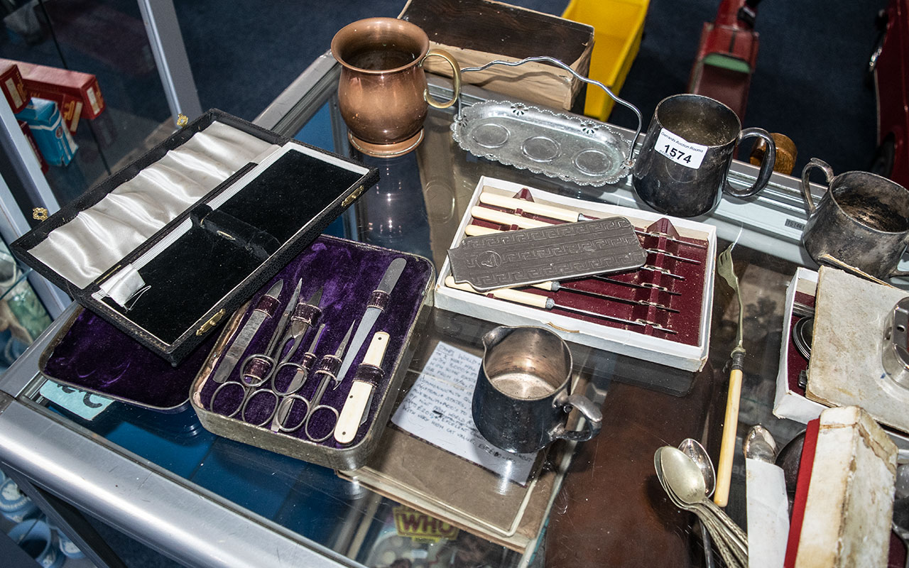 Collection of Assorted Metalware, and boxed plated ware, comprising butter knives, vanity nail sets, - Bild 3 aus 3