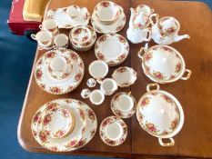 Royal Albert 'Old Country Roses' Dinner Service, comprising 6 x 10'' plates, 13'' oval platter,