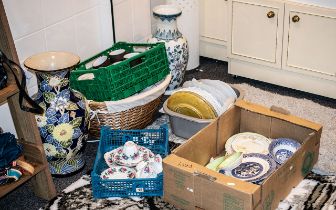 A Large Quantity of Porcelain to include Roslyn China, Hornsea, various cabinet plates,