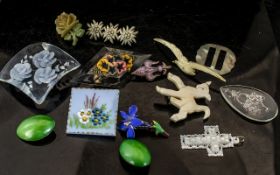 Small Collection of Vintage Plastic Jewellery, comprising a flying bird brooch, a horse brooch, a