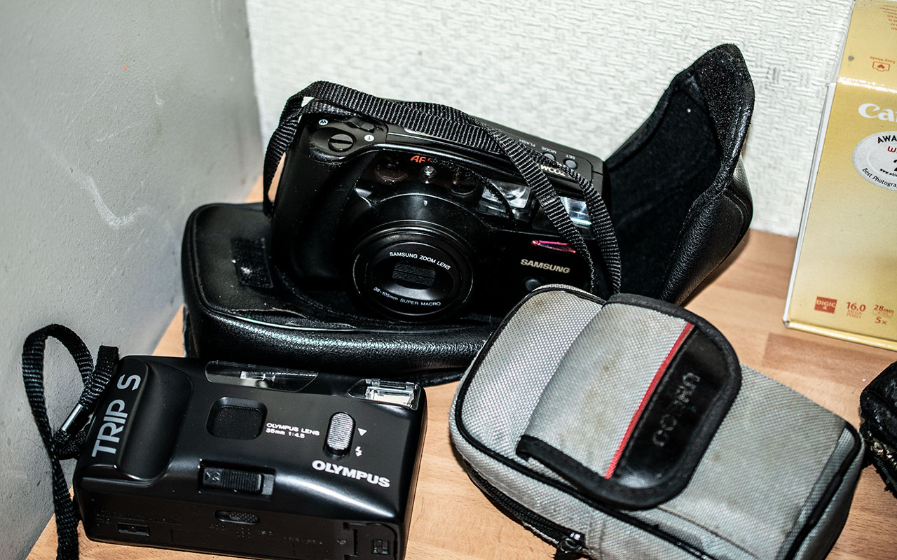 Collection of Cameras, comprising Samsung AF Zoom 1050, Olympus Trip S, Kodak Instamatic Camera, - Bild 2 aus 3