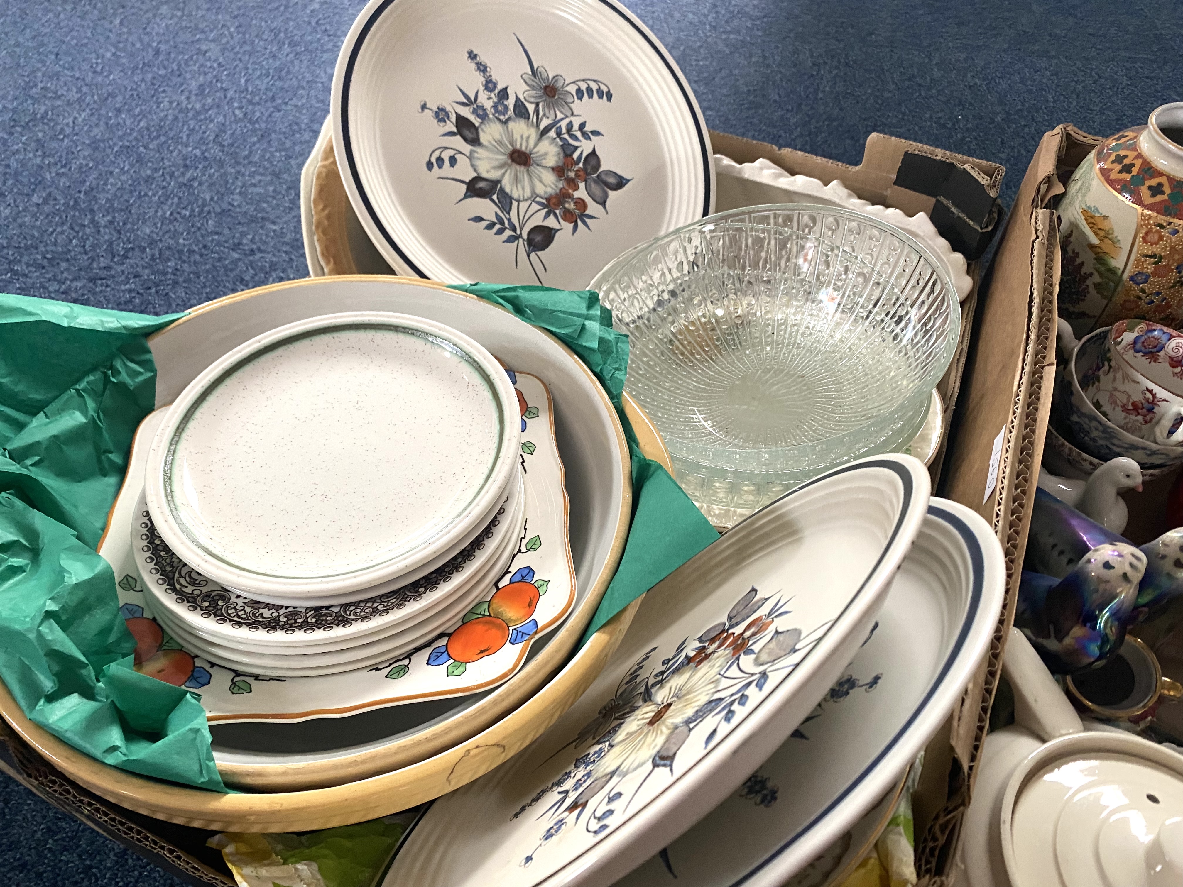 Collection of boxed assorted porcelain ornaments and tableware Royal winston vase, dresdon plate - Bild 3 aus 3