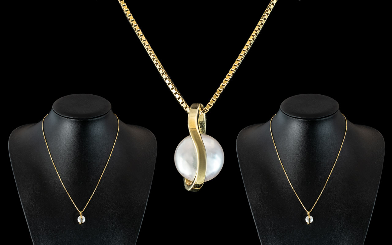 14ct Gold Attractive Box Chain - With Attached Pearl Drop Pendant. Marked 585 - 14ct. Weight 7.