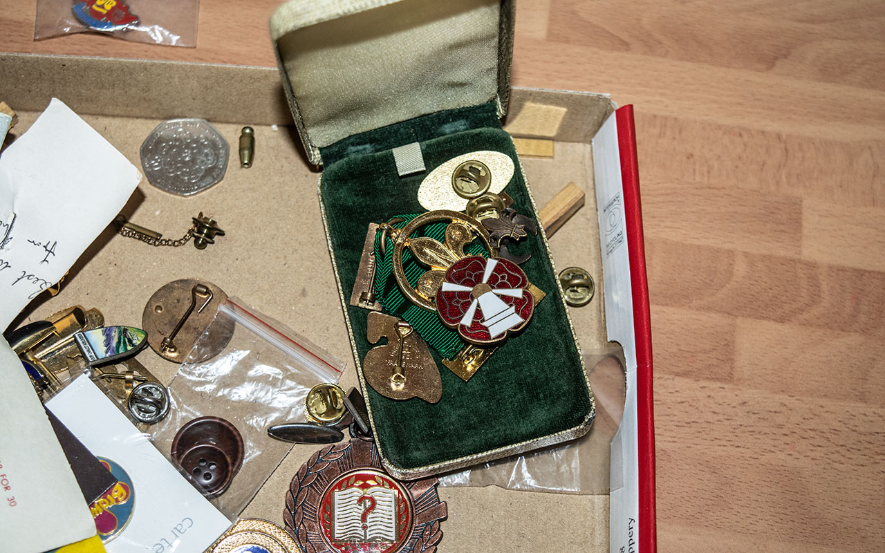 Box of Girl Guide Memorabilia, including metal badges, fabric badges, coins, pin badges, cuff links, - Bild 2 aus 2