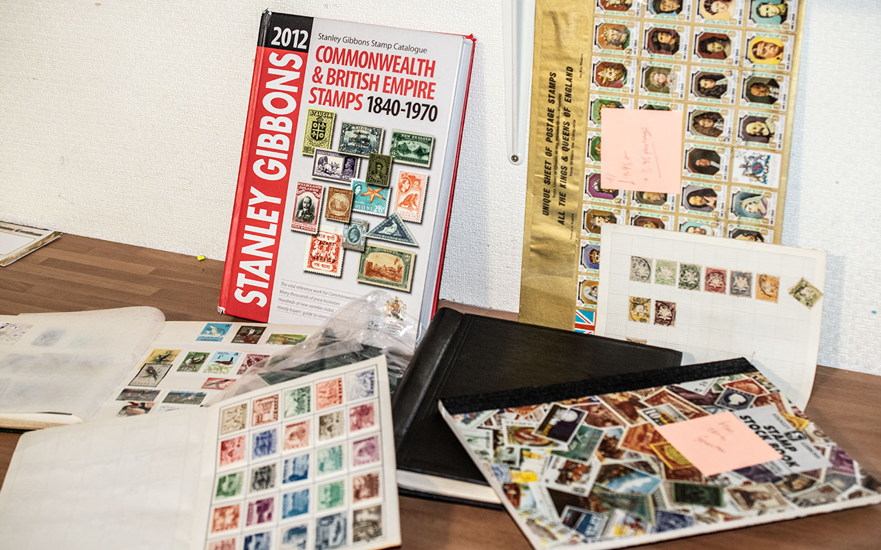 Stamp Interest - Mixed lot of stamps to include a Stanley Gibbons Commonwealth stamp catalogue, a