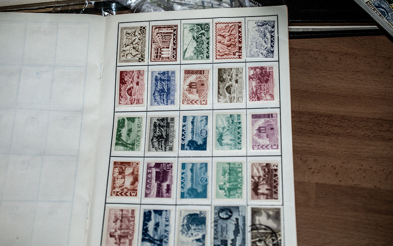 Stamp Interest - Mixed lot of stamps to include a Stanley Gibbons Commonwealth stamp catalogue, a - Bild 2 aus 2