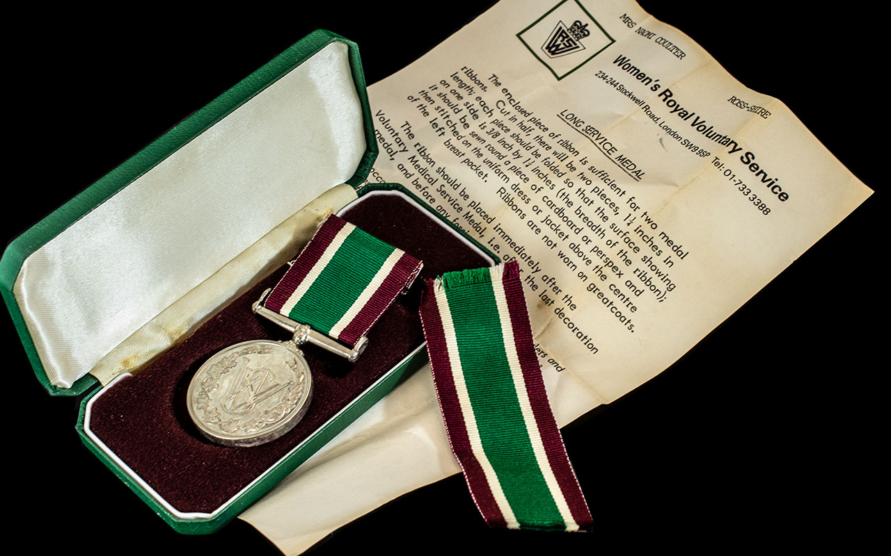 Womens - Long Service Voluntary Medical Service Medal with Ribbon and Extra Ribbon and Display Box. - Bild 2 aus 2