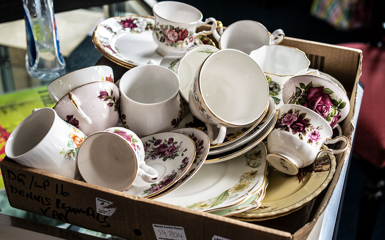 Mixed Lot of Ceramics, to include Queen Anne bone china cups and saucers, Royal Grafton cups, - Bild 2 aus 3