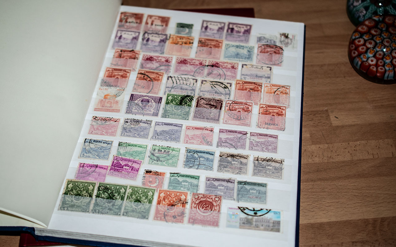 Stamp Interest - Three Stamp Albums cont - Bild 2 aus 4