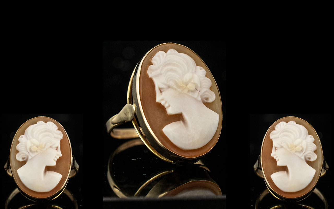 A 9ct Gold Cameo Ring.