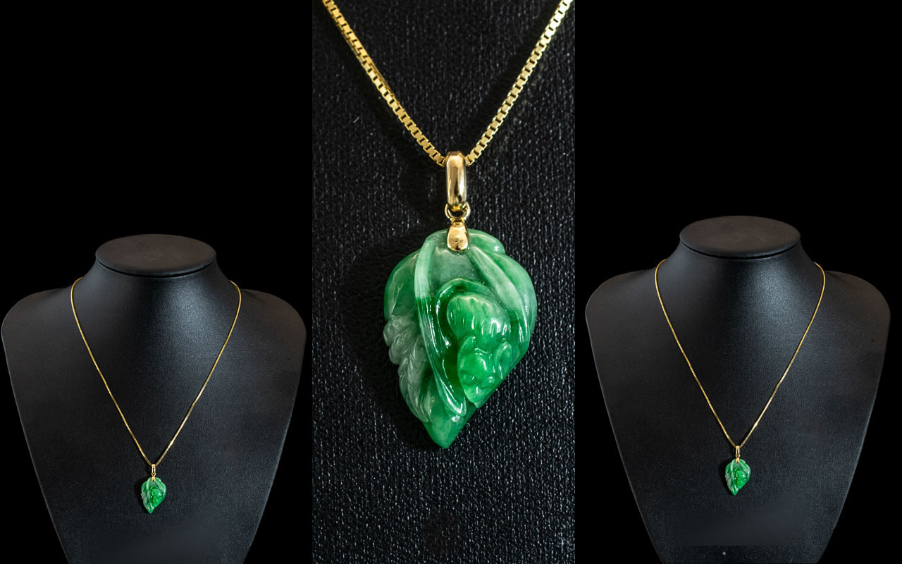 Top Quality 18ct Yellow Gold Extremely Finely Carved Apple Green Jade Pendant in the form of a
