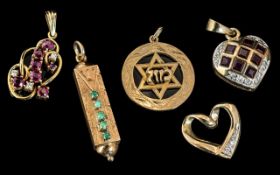 A Collection of Gold Jewellery, to include a 9ct Star of David pendant, 9ct heart shaped pendant,
