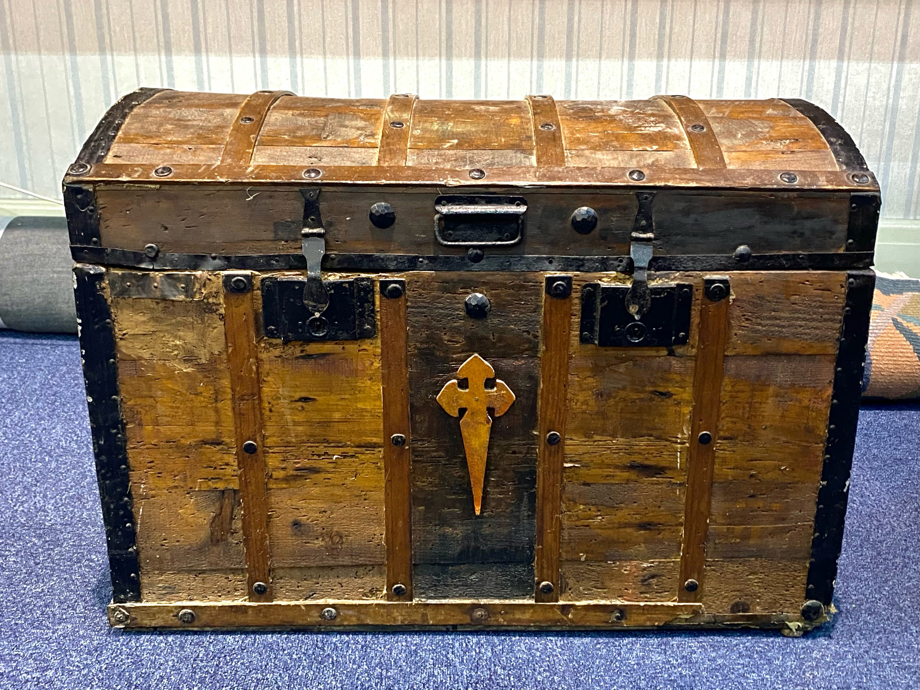 Large Wooden Metal Bound Trunk, with a collection of small rugs. Trunk full of small rugs, various - Image 2 of 5