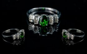 Contemporary 9ct White Gold Emerald and Diamond Set Ladies Ring, the emerald, of approx.1ct, flanked