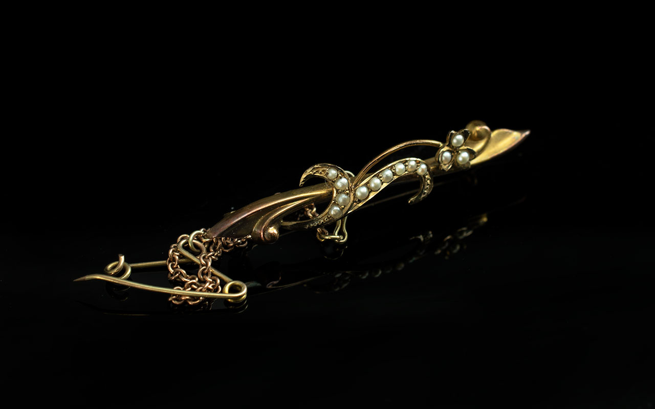 15ct Gold Bar Brooch set with seed pearls, with attached safety chain. Fully hallmarked, gross