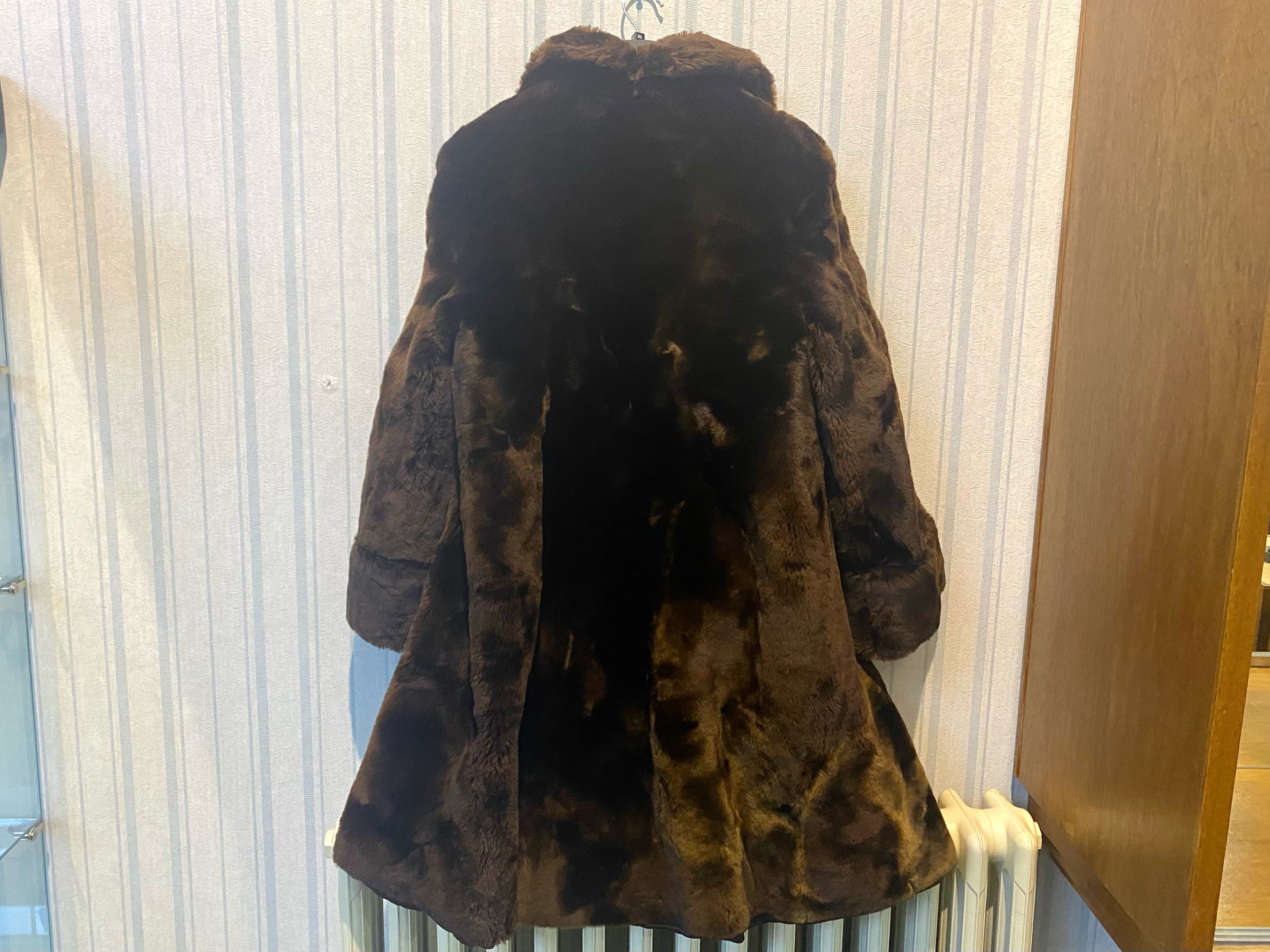 Ladies Fur Winter Coat, Dark Brown, made by Wiebolt's Furs of Chicago, shawl collar, deep turn - Image 5 of 5