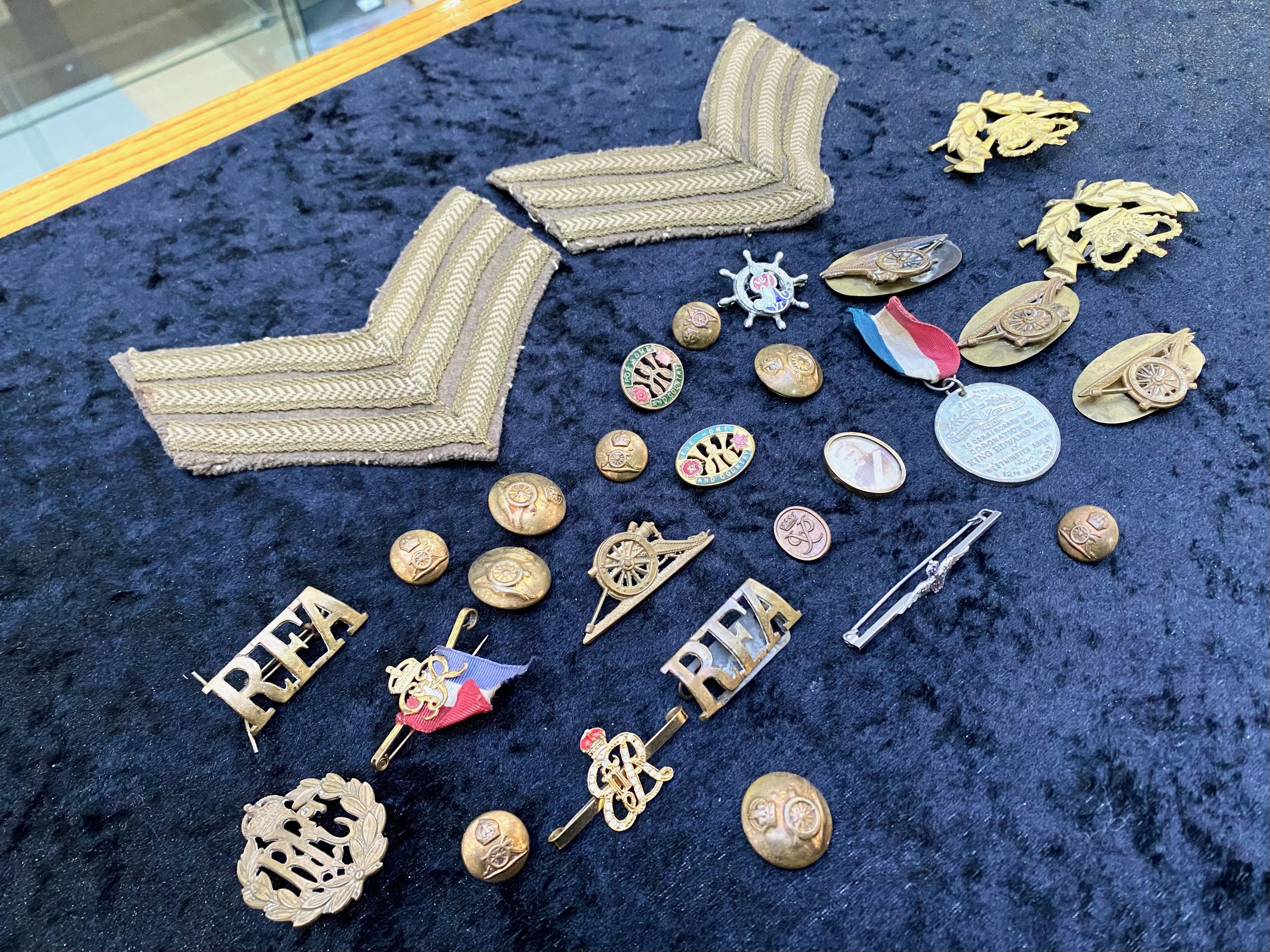 Large Collection of Military Items, to include medals, badges etc; please see accompanying image - Image 3 of 3
