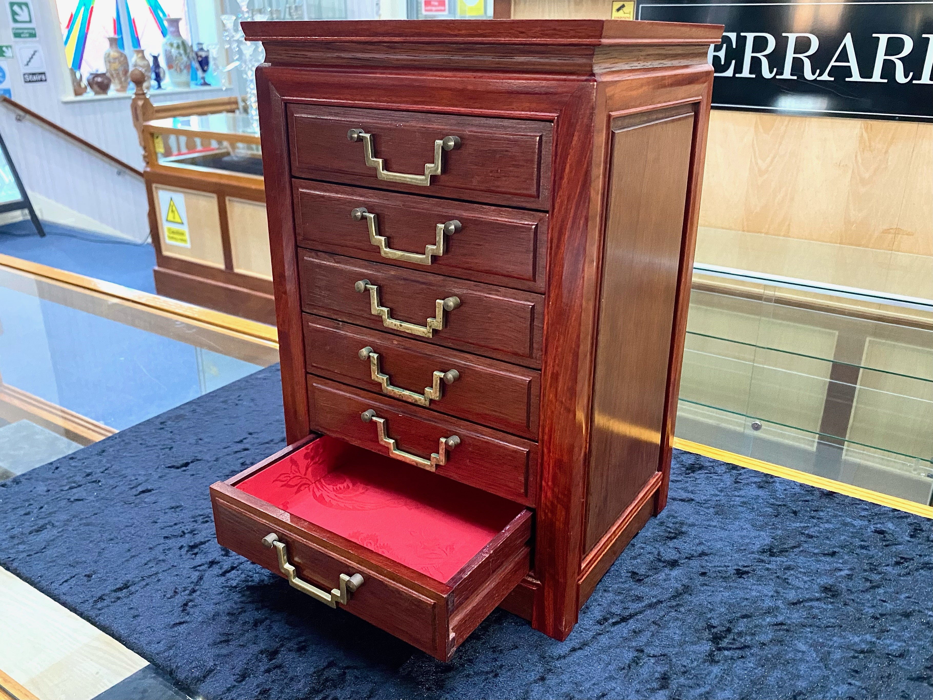 Small Wooden Chinese Chest of superior quality, suitable as a collector's cabinet or jewellery - Image 3 of 3