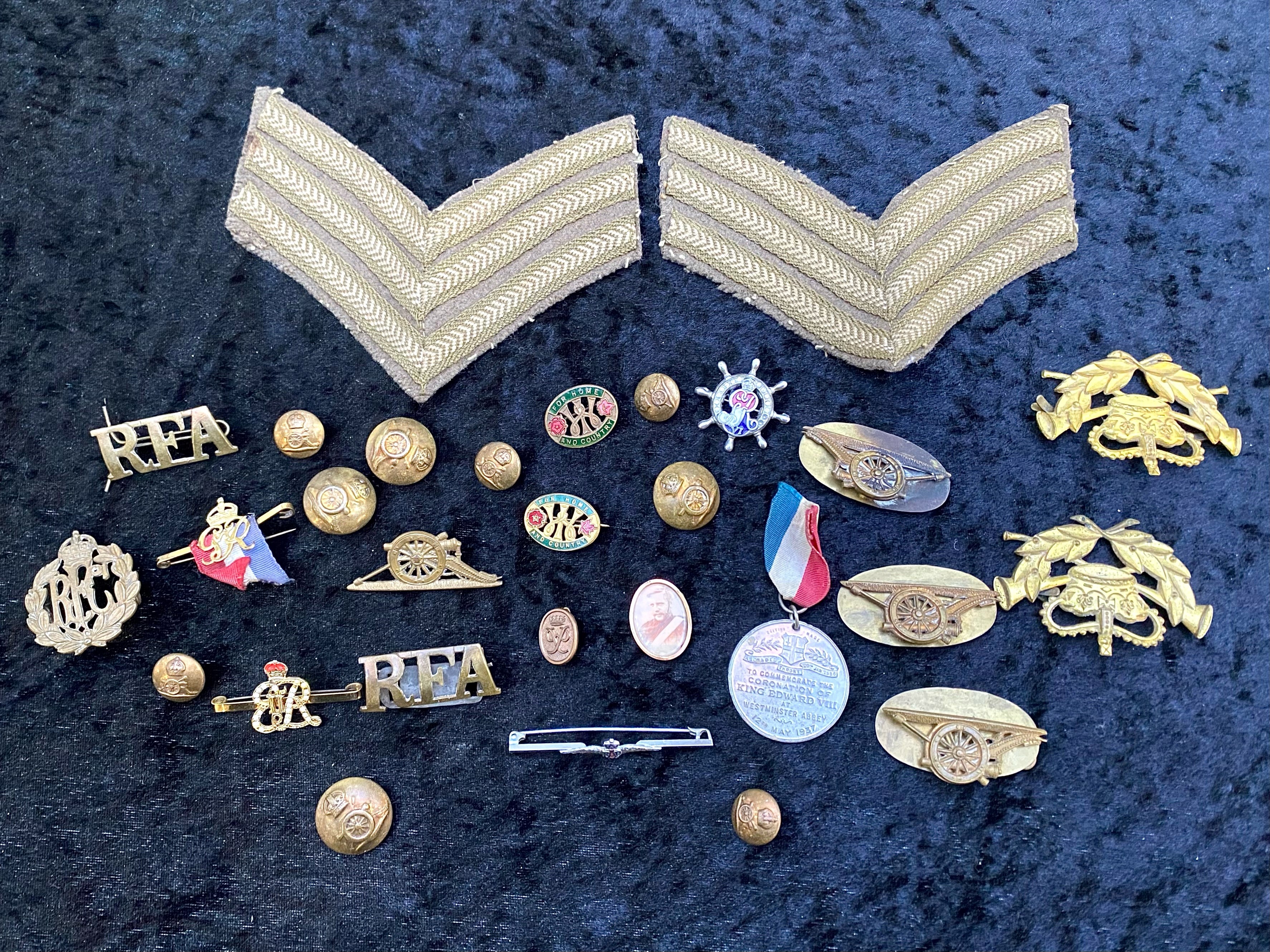 Large Collection of Military Items, to include medals, badges etc; please see accompanying image