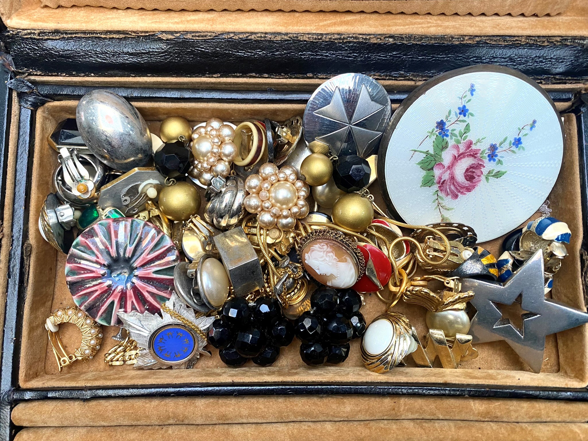 Box of Vintage Jewellery, comprising brooches, clip on earrings, necklace and matching bracelet, - Image 3 of 3