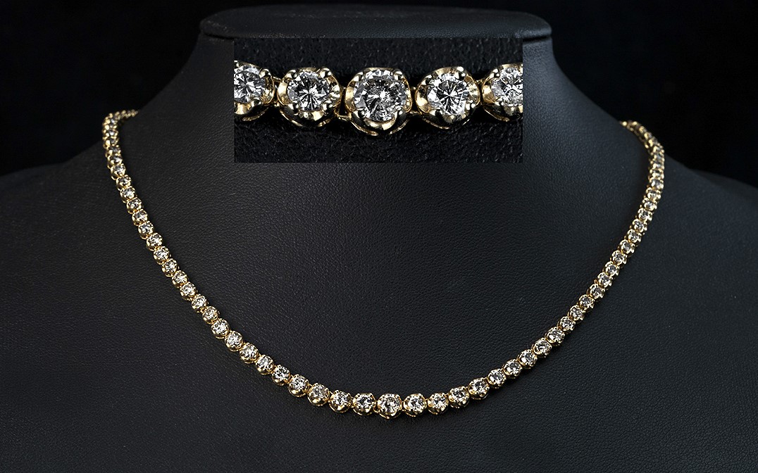 A Stunning 18ct Gold Graduated Diamond Set Necklace of Exquisite Form. Marked 18ct. The Round - Image 2 of 2