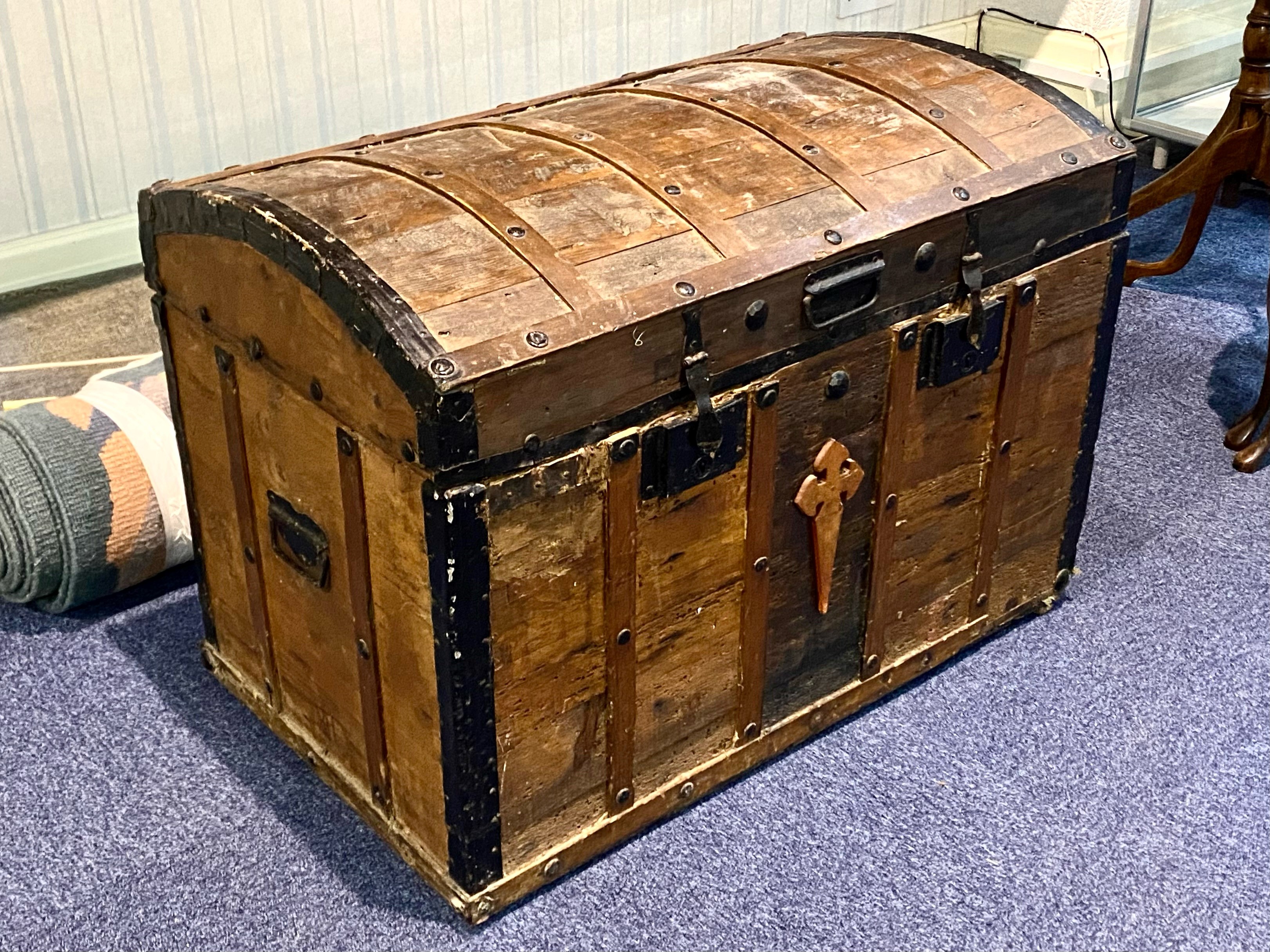 Large Wooden Metal Bound Trunk, with a collection of small rugs. Trunk full of small rugs, various - Image 4 of 5