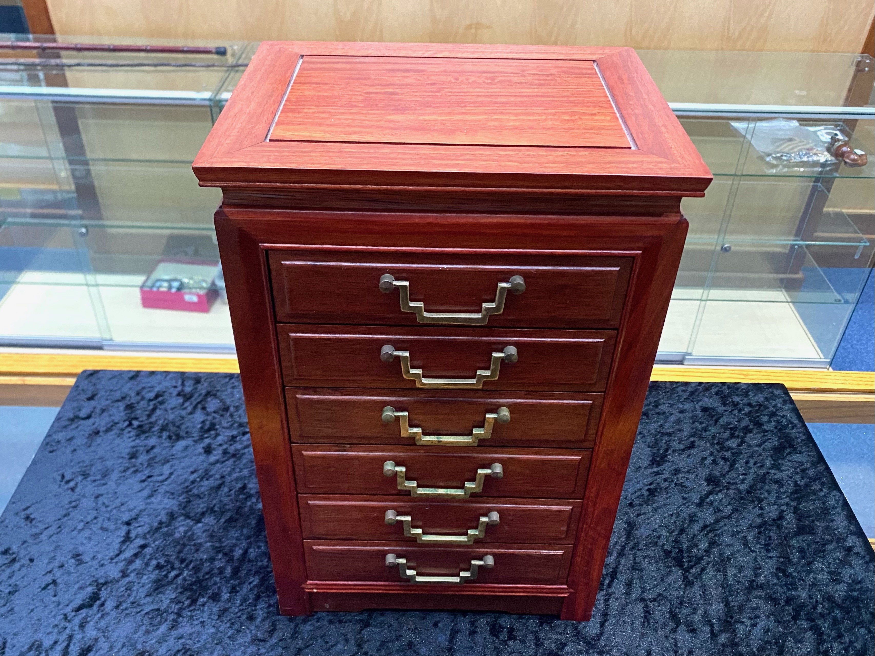 Small Wooden Chinese Chest of superior quality, suitable as a collector's cabinet or jewellery - Image 2 of 3