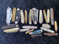 Quantity of Vintage Pen Knives and Fruit Knives, assorted sizes, mother of pearl handles, bone