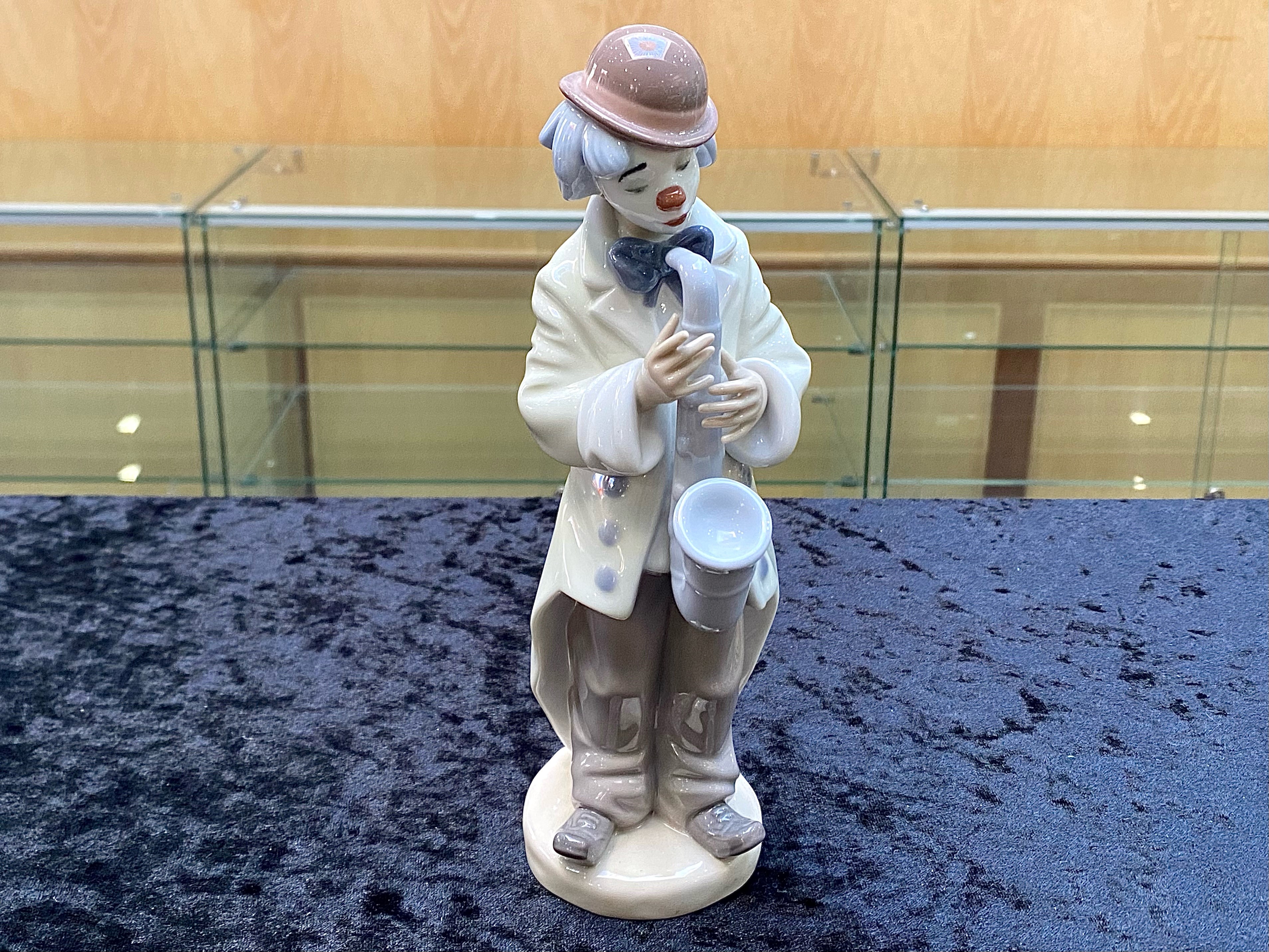 Lladro Clown Figure No. 5471. Lladro Figurine ''Sad Sax'' 5471 Clown with saxophone, measures 9''