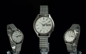 Seiko Gents Automatic 17 Jewels. Gents steel wrist watch with day-date display window, white