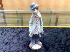 Lladro Clown Figure No. 5472. Lladro Figurine ''Circus Sam'' 5472 Clown with Violin, measures 9''