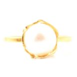 An 18 carat gold pearl ring.