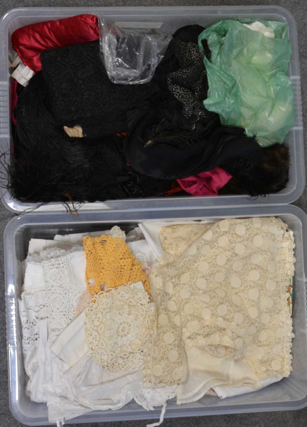 A collection of Victorian and later lace and clothing. - Image 2 of 2