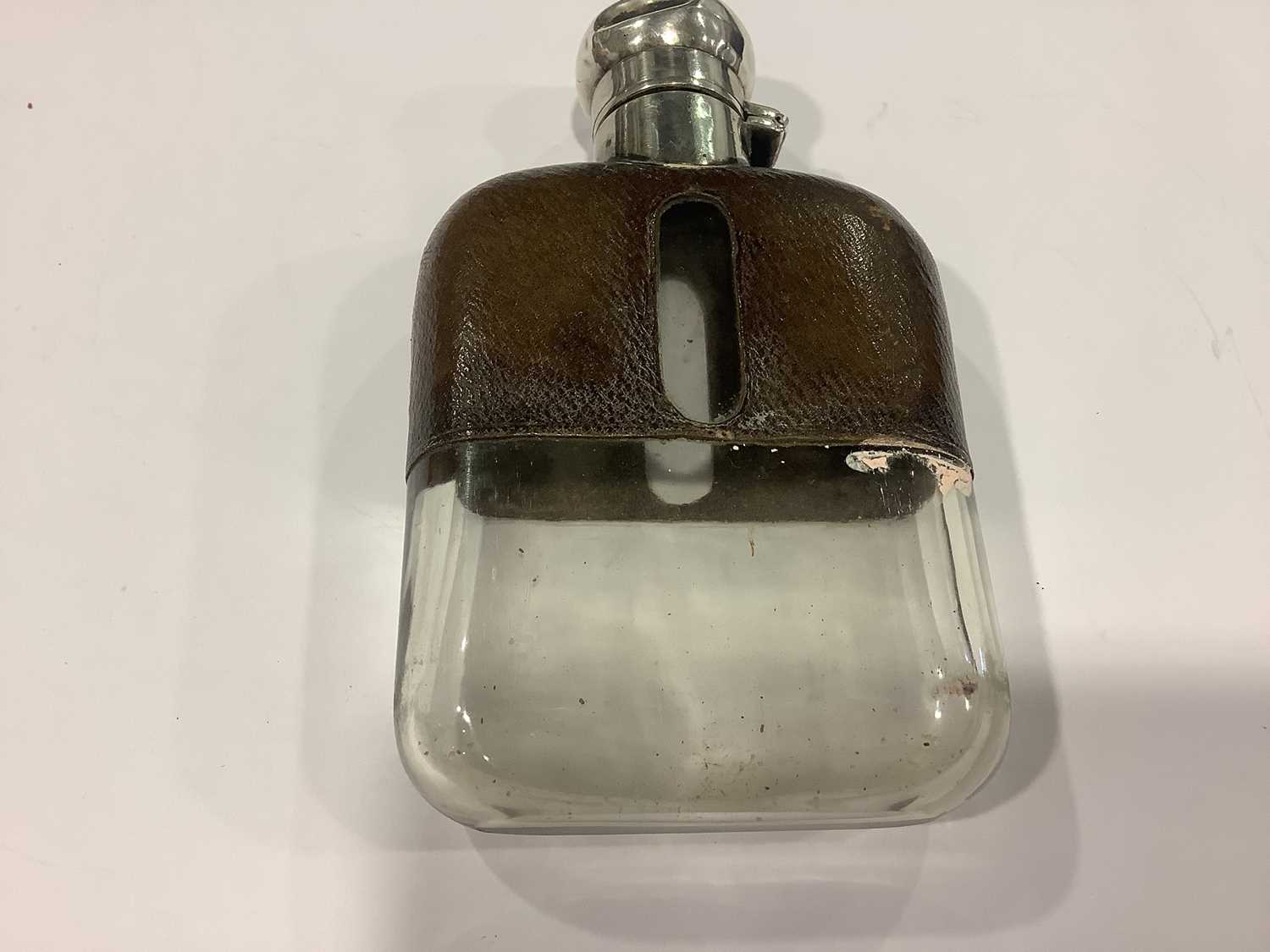 A small silver and glass hip flask, London 1928. - Bild 7 aus 10
