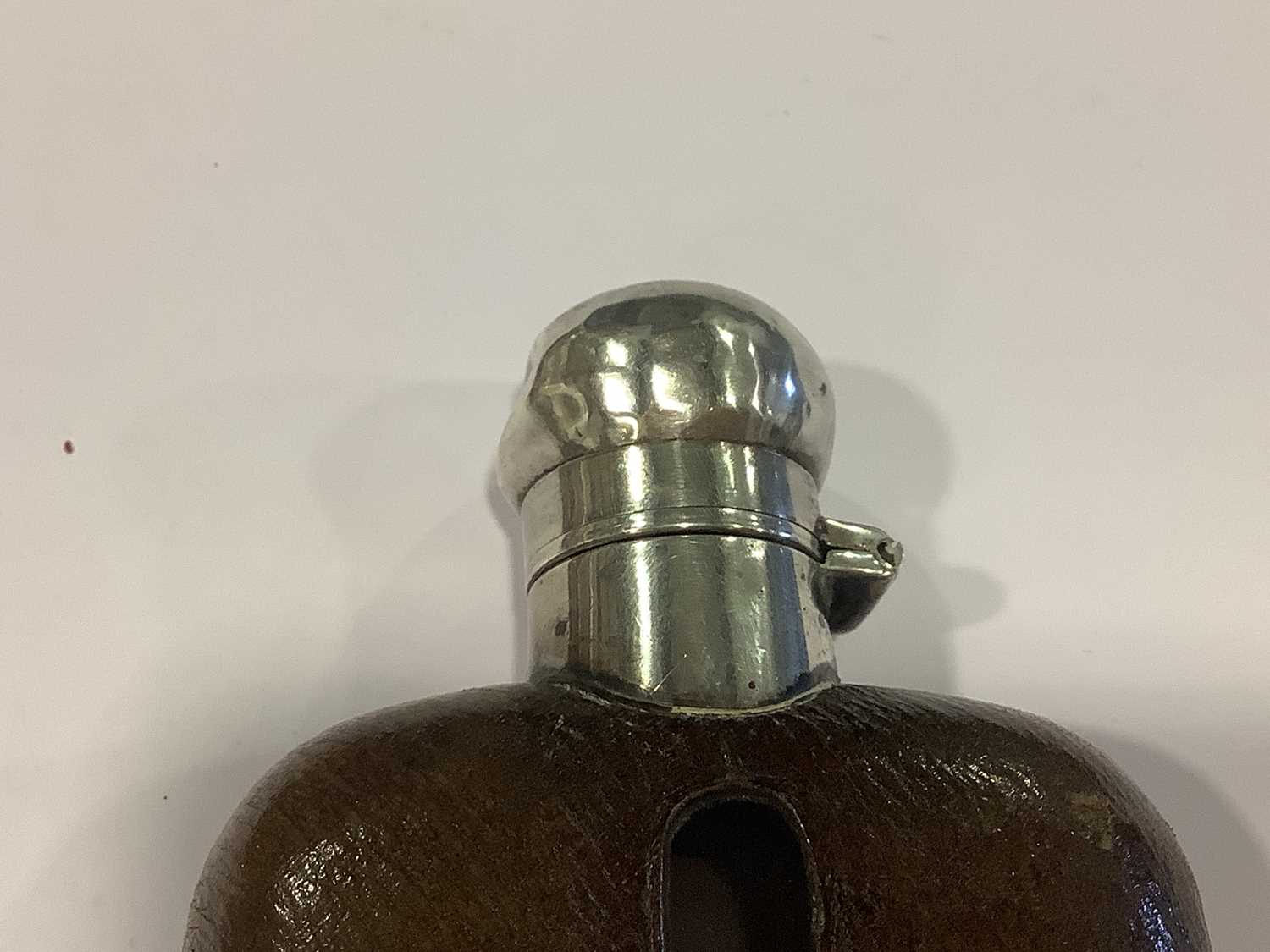 A small silver and glass hip flask, London 1928. - Bild 2 aus 10