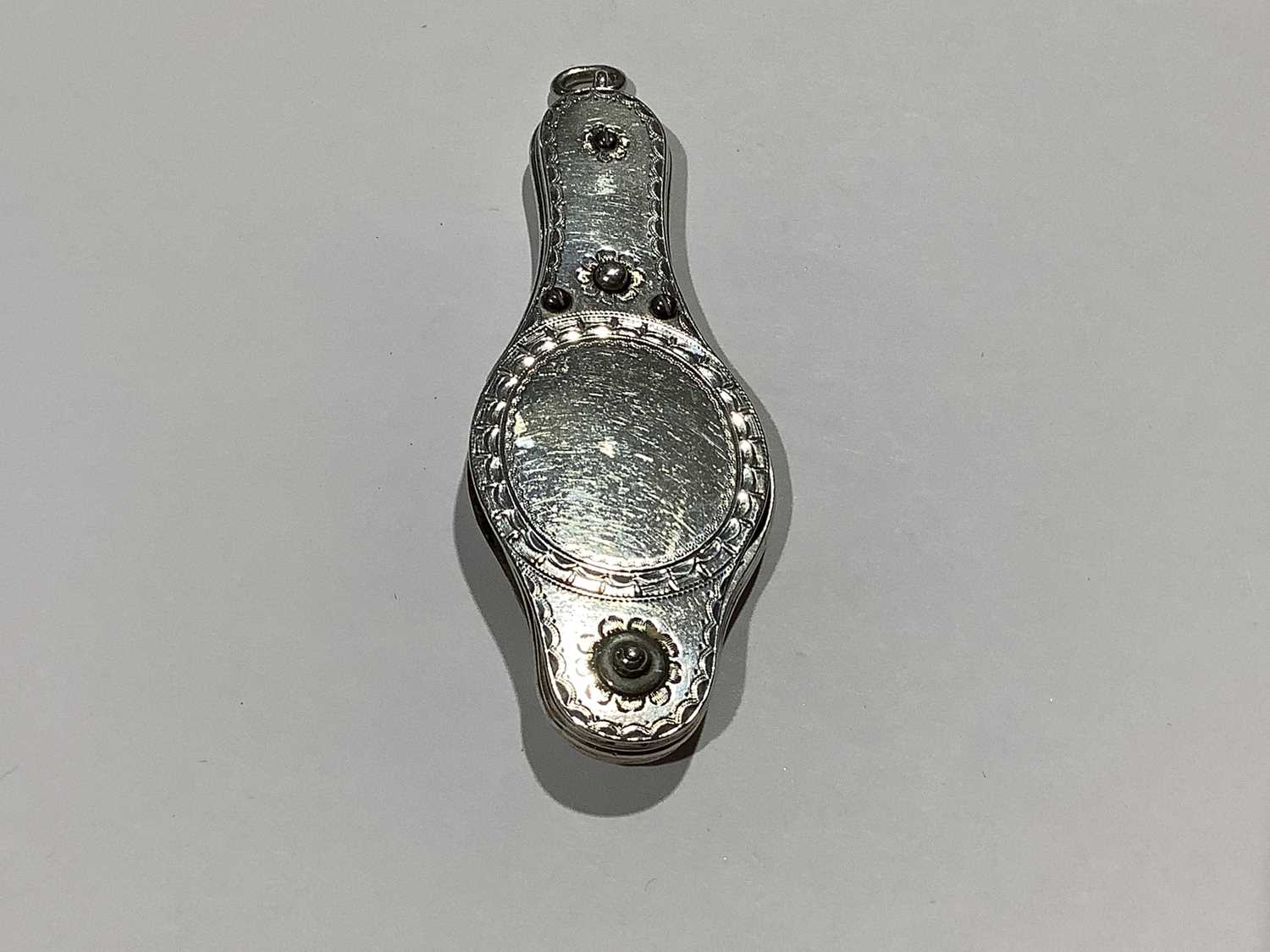 A white metal retractable monocle, glove button hook, personal napkin holder, pocket corkscrew. - Bild 2 aus 8