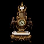 Gilt metal and white marble three-piece clock garniture, striking on a gong