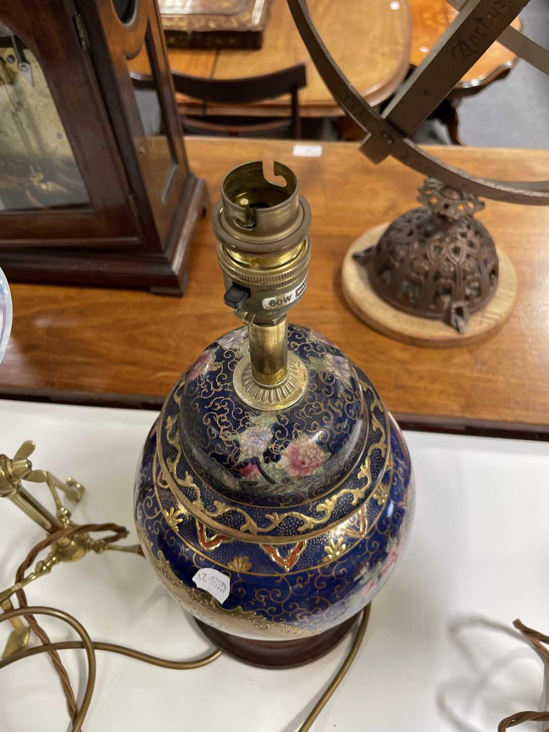 Pair of Edwardian style brass table lamps and a modern table lamp. - Image 5 of 9